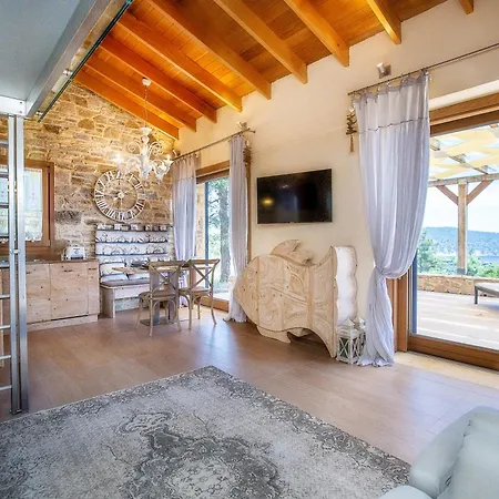 Nous Village Villa Alikí